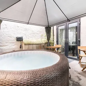 Luxury Hot Tub + 3 Double Bedrooms And Pool Table Apartment