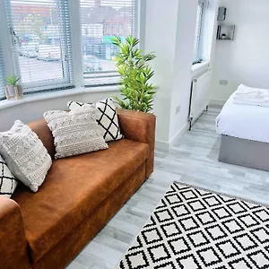 Studio Ensuite Newbury Park London Guest house