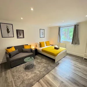 En-suite Bedroom For Up To 4! Sofa Bed - Near Stratford Guest house